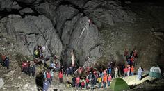 Nemocného jeskyňáře se v Turecku podařilo vytáhnout z kilometrové hloubky