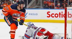 VIDEO: McDavid si pohrál se čtyřmi hráči Rangers. Vše zakončil skvělým blafákem