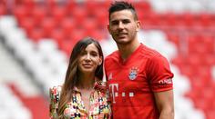 Další skandál v Bayernu. Ženatý obránce randí s bývalou přítelkyní Ronalda