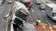 Jak tohle dokázal? Kamion na rušné pražské silnici zůstal viset na svodidlech