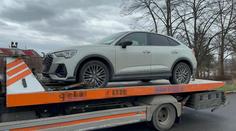 Policie v Praze zabavuje desítky aut. Do případu jsou zapojeni i známí fotbalisté