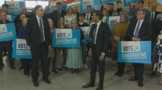 Konzervativci v Británii prohráli anglické volby. Sunak může přijít o křeslo