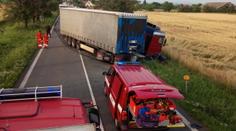 Smrtelná nehoda u Náchoda! Kamion skončil po srážce s motorkou v příkopu