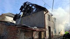 Na Prostějovsku hořel rodinný dům. Uvnitř zůstala seniorka, je po smrti