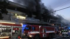 Černý dým nad Brnem! Oheň zachvátil bývalý obchodní dům Letná