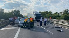 Hromadná nehoda čtyř aut a kamionu zablokovala D8. Vážně se zranila žena