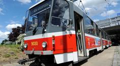 KONFLIKT V TRAMVAJI: Opilá matka dětí se dožadovala místa k sezení, napadla jinou ženu!
