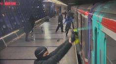 Maskovaný gang posprejoval metro za pouhé 2 minuty. Policie po něm marně pátrá