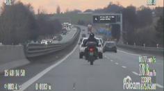 Policejní honička: Motorkář prchal na stroji s falešnými značkami
