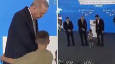 VIDEO: Erdogan dal facku chlapci. Chtěl, aby mu dítě políbilo ruku