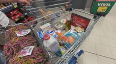 Obchody budou v pondělí kvůli státnímu svátku zavřené. Češi vyrazili na nákupy