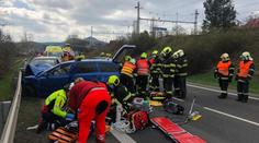 Nehoda u Litoměřic má jednu oběť, tři lidé se zranili. Vzlétl i vrtulník