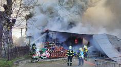 Požár vietnamské tržnice: Zásah ztížily výbuchy pyrotechniky