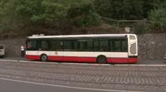 Autobusu v Praze uletělo kolo. Policisté skvěle zasáhli