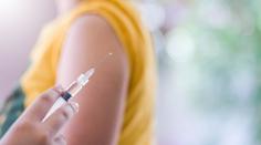 Argumenty odpíračů covid očkování jsou mimo, tvrdí lékaři. Objasnili fakta