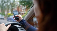 Mladí řidiči si více uvědomují nebezpečnost telefonování za jízdy