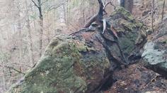 Nad silnicí v Hřensku visí obrovské balvany. Každou chvíli mohou spadnout