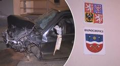 Opilý řidič narazil do budovy radnice! Auto i fasáda jsou na odpis