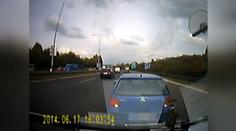 NEBEZPEČNÝ VYBRŽĎOVAČ! Řidič modrého golfu i couval
