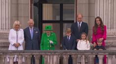 Alžběta II. se objevila na balkóně paláce. Pozdravila všechny přítomné