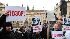Proti Medveděvovi před Hradem protestovalo 50 lidí