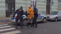 Lupič měl ohrožovat více žen nožem. Policisté dopadli podezřelého! VIDEO