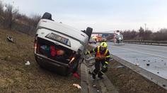 Auto skončilo na střeše! D1 zastavili hasiči a zasahující vrtulník
