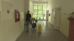 Ministerstvo shání peníze na platy školních pracovníků. Pomoci mají kraje