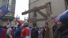 Demonstranti vyhrožovali politikům před Sněmovnou, přinesli i šibenici s oprátkou