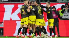 Tři góly za šest minut. Dortmund ustál dlouhé oslabení a do pauzy jde šestý