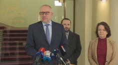 Bek do Senátu skoro nechodí, a pobírá tučné náhrady. Opozice žádá rezignaci