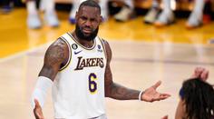 Krvavá srážka s LeBronem Jamesem. Hvězda Lakers rozbila sudímu ret
