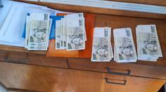 Seniorka nechala v obchodě 100 tisíc. Poctivý muž vše vrátil, odmítl i nálezné