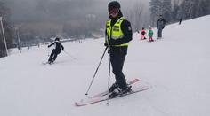 Užívají si volno, nebo pracují? Na svazích můžete narazit na policisty