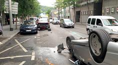 Auto po srážce skončilo v zaparkovaných vozech, druhé na střeše!