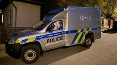 Policejní zásah u Prahy měl skončit střelbou. Jeden člověk je zraněný