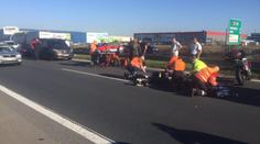 U Prahy se srazil kamion s motorkářem. Ten na místě zemřel