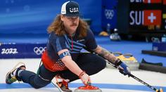 To není rocková hvězda, ale americký curler. Proč si nechává narůst hřívu?