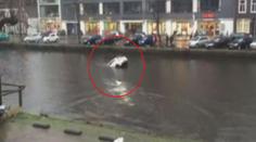 Vůz rychle klesal ke dnu! Uvnitř zůstala žena s dítětem! VIDEO