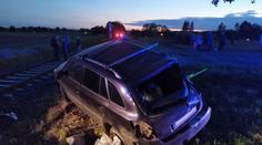 Vlak smetl auto na přejezdu, řidič se spolujezdcem zázrakem přežili