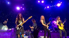 V Praze jsou Iron Maiden. Zpěvák vystoupil z vlaku o zastávku dřív
