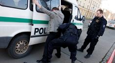 Zfetovaný a opilý řidič srazil policistu a ujížděl. Ten po něm vystřelil