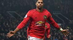 Útočník United nakrmil tři miliony lidí, dostal královské ocenění