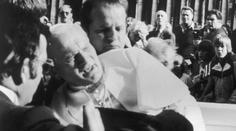 Před 32 lety Jan Pavel II. přežil atentát. Mohla to být KGB i Stasi