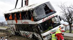 Další havárie autobusu plného dětí! 16 malých sportovců se zranilo