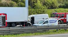 Pražský okruh dopoledne uzavřela nehoda. Srazila se tam dodávka s náklaďákem