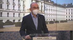 Vláda rozhodla: Respirátory budou dál levnější, na zdravotníky čekají odměny