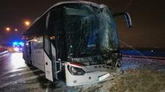 Kamion s autobusem se srazily v Praze! Náraz utrhl kabinu
