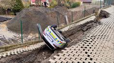 Dramatický sesuv půdy v Praze: Auto městské policie skončilo na střeše