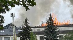 Hasiči vyvedli 20 lidí z Ústřední vojenské nemocnice. Oheň pohltil střechu pavilonu